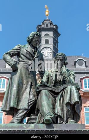 Monumento ai Fratelli Jakob e Wilhelm Grimm, Monumento ai Fratelli Grimm, studi tedeschi, fiabe, doppia statua in bronzo di Syrius Foto Stock