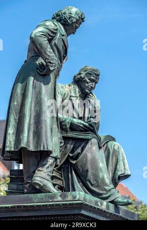 Monument Brothers Jakob and Wilhelm Grimm, Brothers Grimm Monument, German Studies, Fairy Tales, doppia statua in bronzo di Syrius Eberle Foto Stock