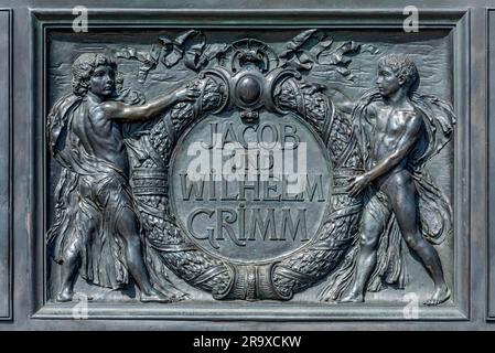 Lastra di bronzo, rilievo con iscrizione, monumento Brothers Jakob and Wilhelm Grimm, Brothers Grimm Monument, German Studies, Fairy Tales, German Fairy Foto Stock