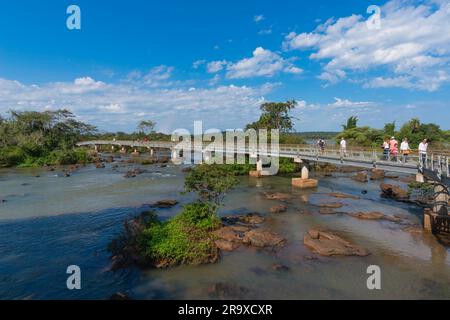 Ponte sopra le cascate, circuito superiore, via superiore, turisti, Cataratas del Iguazu, Cascate dell'Iguazú, parco nazionale dell'Iguzu, sito patrimonio dell'umanità dell'UNESCO Foto Stock