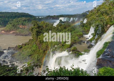 Circuito superiore, Upper Way, Cataratas del Iguazu, Cascate dell'Iguazú, Arcobaleno, Rapide, Parco Nazionale di Iguzu, sito Patrimonio dell'Umanità dell'UNESCO, tropicale Foto Stock