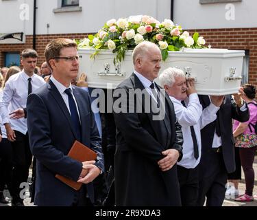 Il Rev Eddie Chestnutt (centro a sinistra) cammina accanto alla bara di Chloe Mitchell mentre viene portata lungo Larne Street, a Ballymena. Data foto: Giovedì 29 giugno 2023. Foto Stock