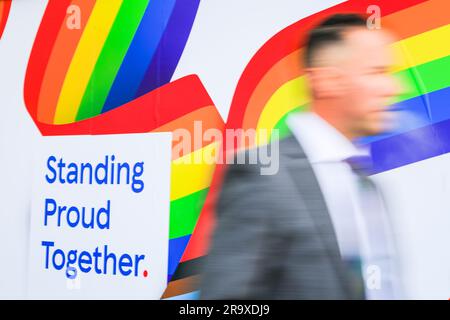 Londra, Regno Unito. 29 giugno 2023. La gente cammina davanti alle decorazioni delle vetrine di un supermercato che incorporano la bandiera Pride vicino a Trafalgar Square. Sono in corso i preparativi per l'orgoglio di sabato a Londra e per le celebrazioni, parte dei mesi dell'orgoglio. Crediti: Imageplotter/Alamy Live News Foto Stock