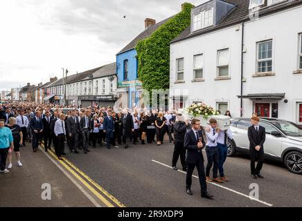 La bara di Chloe Mitchell è portata lungo Larne Street, a Ballymena. Data foto: Giovedì 29 giugno 2023. Foto Stock