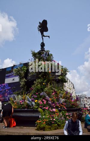 Londra, Regno Unito. 29 giugno 2023. Un'installazione floreale dell'artista Amelia Kosminsky e del fioraio Philip Corps copre la Shaftesbury Memorial Fountain, popolarmente conosciuta come Eros, nel Piccadilly Circus come parte di Art After Dark. Credito: Vuk Valcic/Alamy Live News Foto Stock