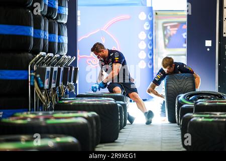 I meccanici della Red Bull Racing che lavoravano sui pneumatici Pirelli durante la Formula 1 2023 Rolex Grosser Preis von Osterreich, Gran Premio d'Austria 2023, 9° round del Campionato del mondo di Formula 1 2023 dal 30 giugno al 2 luglio 2023 sul Red Bull Ring, a Spielberg, in Austria Foto Stock