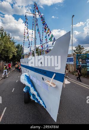 La processione per le strade di Londra per commemorare Windrush 75 a Brixton. Foto Stock