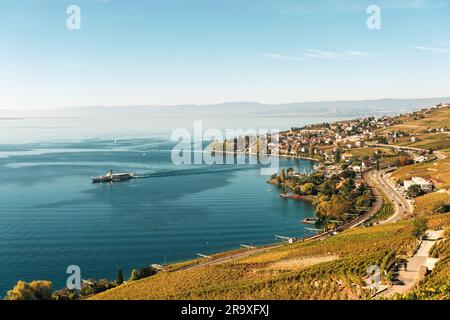 Incredibile paesaggio autunnale dei vigneti di Lavaux riviera svizzera Losanna cantone di Vaud Svizzera Foto Stock