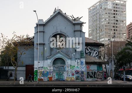 Una chiesa, parzialmente distrutta durante l'epidemia sociale del 2019 a Santiago, Cile Foto Stock