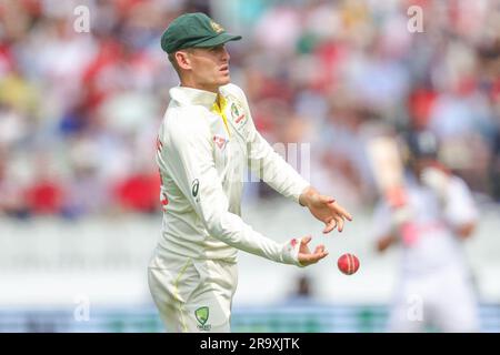 Marnus Labuschagne, australiano, passa il pallone durante il LV= Insurance Ashes test Series secondo test Day 2 Inghilterra contro Australia al Lords, Londra, Regno Unito, 29 giugno 2023 (foto di Mark Cosgrove/News Images) a Londra, Regno Unito il 29/6/2023. (Foto di Mark Cosgrove/News Images/Sipa USA) Foto Stock