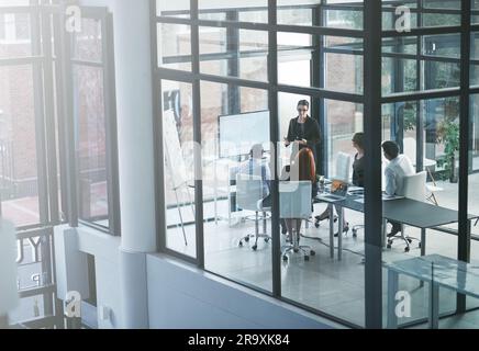 Presentatore, educatore o personale aziendale in presentazione per report di vendita, analisi di visione o dati in tutorship. Pianificazione didattica, di gruppo o dei manager Foto Stock