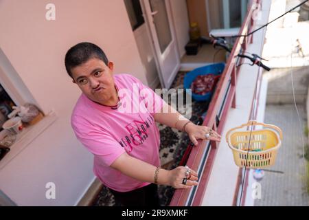 Ankara, Turchia. 28 giugno 2023. Mesude adora prendere il sole sul balcone. Mesude Bayram è una donna mentalmente disabile nata nel 1972. Anche se i medici non potevano diagnosticare il suo handicap, dicono che la sua età mentale può essere fino a 6 anni. Vive ad Ankara con la madre e la famiglia di suo fratello da 22 anni. (Foto di Tunahan Turhan/SOPA Images/Sipa USA) credito: SIPA USA/Alamy Live News Foto Stock