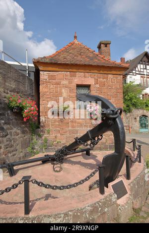 Storica casa dei traghetti con l'ancora a bastone a Neckarsteinach, Vierburgenstadt, valle del Neckar, Baden-Württemberg, Germania Foto Stock