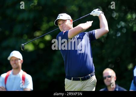 L'inglese Sam Hutsby fa il tee fuori dal sesto giorno durante il Betfred British Masters al Belfry, Sutton Coldfield. Data foto: Giovedì 29 giugno 2023. Foto Stock