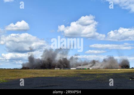 Redcar, Regno Unito. 29 giugno 2023. Oggi ha avuto luogo l'ultimo esplosione esplosiva sul sito di Teesworks. Ciò ha visto l'ex Redcar Steelworks Power Station e le strutture associate demolite - tra cui una pila a triplo bagliore, l'edificio della centrale elettrica, il camino e il supporto del gas, facendo posto alla riqualificazione. Lord Michael Heseltine ha premuto il pulsante per attivare la demolizione esplosiva. Erano presenti anche il sindaco di Tees Valley Ben Houchen e il deputato di Redcar Jacob Young. Il sito fa parte del Teesside Freeport ed è attualmente in fase di riqualificazione, consentendo nuovi investimenti industriali nella regione. Credito: Tee Foto Stock