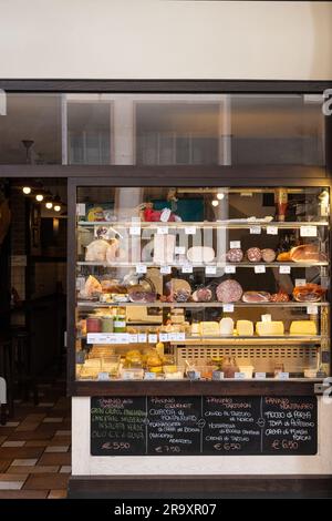 Paninoteca italiana a genova, Italia con esposizione di formaggi, prosciutto e prodotti Foto Stock