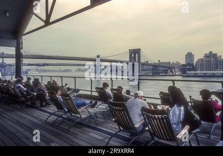 Immagine di archivio del 1994 di persone che si godono la vista dal South Street Seaport al Ponte di Brooklyn sul fiume Hudson, New York, USA. Foto Stock