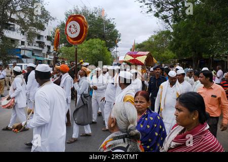 24 giugno 2024, Solapur, Maharashtra, India, Sant Gajanan Maharaj Palkhi da Shegaon a Pandharpur è di circa 750 km, Processione di Varkari-Hindu Pilgri Foto Stock