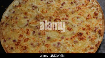 Tarte flambee fresco dal forno Foto Stock