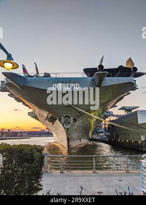 New York, USA - 21 gennaio 2023: Vista esterna dell'USS Intrepid Sea, Air & Space Museum, storica portaerei situata a New York Foto Stock