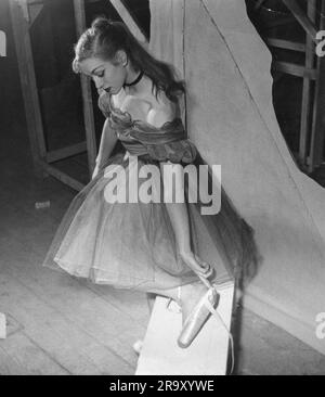 Danza, balletto, ballerino di balletto, riadattamento di un dipinto di Edgar Degas, Parigi, anni '1950, DIRITTI AGGIUNTIVI-CLEARANCE-INFO-NOT-AVAILABLE Foto Stock