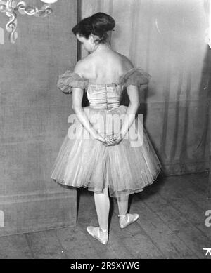 Danza, balletto, ballerino di balletto, riadattamento di un dipinto di Edgar Degas, Parigi, anni '1950, DIRITTI AGGIUNTIVI-CLEARANCE-INFO-NOT-AVAILABLE Foto Stock