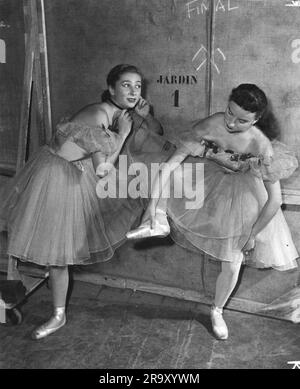 Danza, balletto, due ballerini di balletto, riadattamento di un dipinto di Edgar Degas, Parigi, anni '1950, DIRITTI AGGIUNTIVI-CLEARANCE-INFO-NOT-AVAILABLE Foto Stock