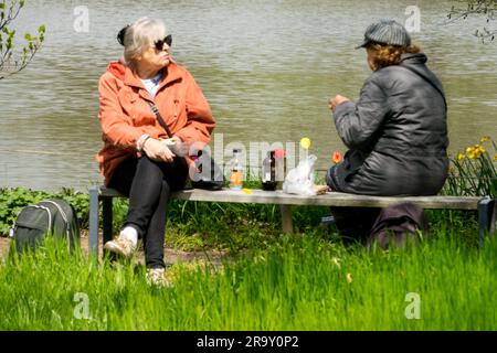 Donne anziane, Bench, Garden donne anziane Repubblica Ceca persone 50 - 60 anni anziani su una panchina in un parco, anziani anziani, popolazione, invecchiamento Foto Stock