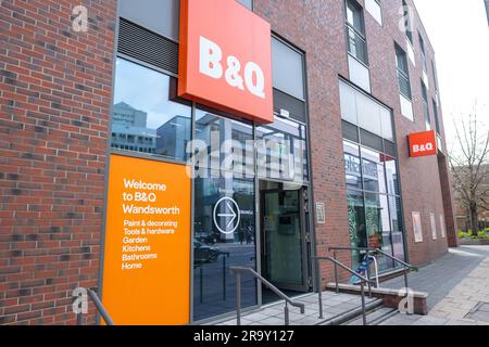 LONDRA - MARZO 2023: B & Q store a West London, multinazionale britannica del fai da te e della vendita al dettaglio di prodotti per la casa Foto Stock