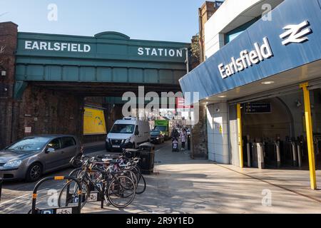 LONDRA - APRILE 2023: Earlsfield Station su Garratt Lane nel sud-ovest di Londra Foto Stock