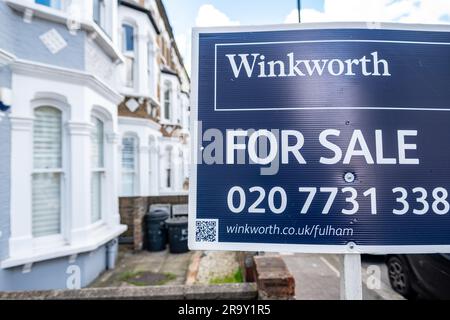 LONDRA - APRILE 2023: Cartello Winkworth estate agent for sale a Parsons Green area di SW6 , Fulham sud-ovest di Londra Foto Stock