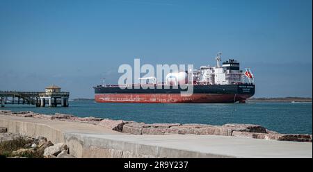 PORT ARANSAS, TX - 26 FEB 2023: PROTEUS BOHEMIAN, una nave petroliera e un rimorchiatore, navigando oltre il molo UT sul canale di navigazione tra il Gul Foto Stock