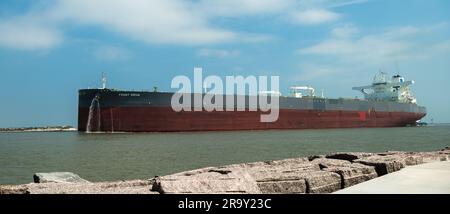 PORT ARANSAS, TX - 26 FEB 2023: La DRIVA ANTERIORE, una nave petroliera salpa dal Golfo del Messico su un molo di roccia sul canale di navigazione da Corpu Foto Stock