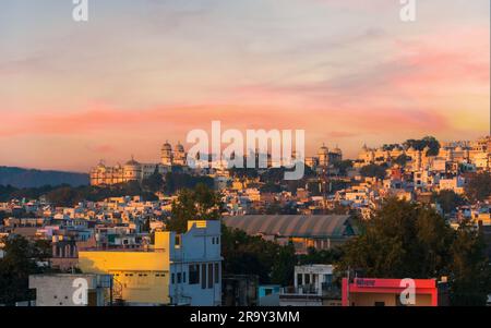 Udaipur, India - 29 dicembre 2022: Vista panoramica del palazzo della città di Udaipur, una delle famose attrazioni turistiche del Rajasthan Foto Stock