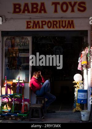 Udaipur, India - 29 dicembre 2022: Venditore musulmano non identificato che vende bene al mercato locale di Udaipur chiamato Haathipol. Foto Stock