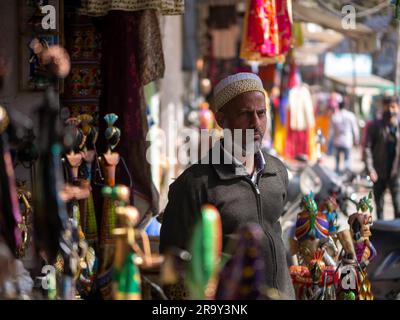 Udaipur, India - 29 dicembre 2022: Venditore musulmano non identificato che vende bene al mercato locale di Udaipur chiamato Haathipol. Foto Stock