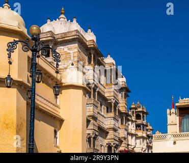 Udaipur, India - 29 dicembre 2022: Il palazzo della città di Udaipur, situato vicino al lago Pichola, è una delle famose attrazioni turistiche del Rajasthan Foto Stock