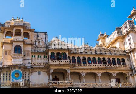 Udaipur, India - 29 dicembre 2022: Il palazzo della città di Udaipur, situato vicino al lago Pichola, è una delle famose attrazioni turistiche del Rajasthan Foto Stock