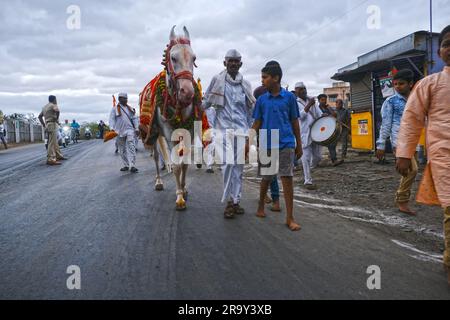 24 giugno 2024, Solapur, Maharashtra, India, Sant Gajanan Maharaj Palkhi da Shegaon a Pandharpur è di circa 750 km, Processione di Varkari-Hindu Pilgri Foto Stock