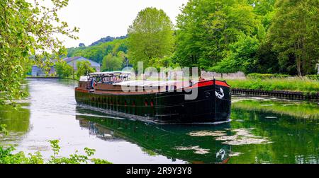 Casa galleggiante che naviga sul Canal of the Loing a Nemours, una piccola città nel sud del dipartimento Seine et Marne nella regione di Parigi, in Francia Foto Stock