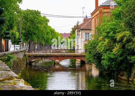 Ponte che attraversa il Canale del Loing nel centro della città di Nemours, una piccola città a sud del dipartimento della Senna e Marne nella regione di Parigi, Fran Foto Stock