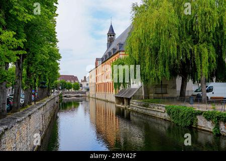 Canale del fiume Loing passando per il Municipio di Nemours a sud del dipartimento francese di Senna e Marna nella regione di Parigi Foto Stock