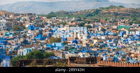 Jodhpur, India - 24 dicembre 2022: Jodhpur City scape, la città conosciuta anche come Blue City of India per le vivaci case dipinte di blu. Foto Stock