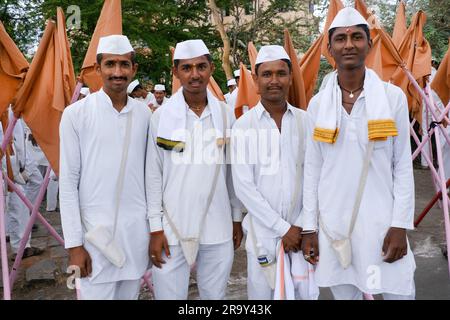 24 giugno 2024, Solapur, Maharashtra, India, Sant Gajanan Maharaj Palkhi da Shegaon a Pandharpur è di circa 750 km, Processione di Varkari-Hindu Pilgri Foto Stock