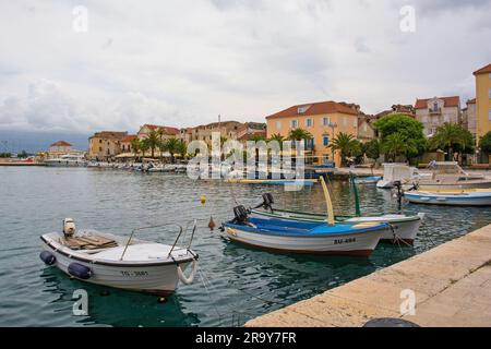 Supetar, Croazia - 13 maggio 2023. Il porto di Supetar sull'isola di Brac in Croazia Foto Stock