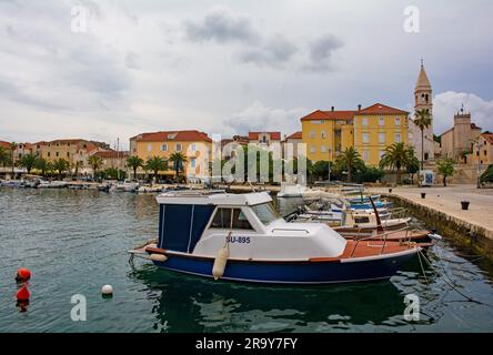 Supetar, Croazia - 13 maggio 2023. Il porto di Supetar sull'isola di Brac in Croazia Foto Stock