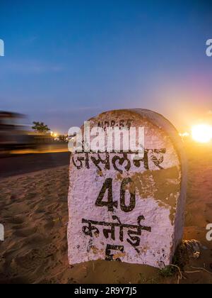 Jaisalmer, India - 24 dicembre 2022 : Milestone sull'autostrada cittadina di Jaisalmer Foto Stock