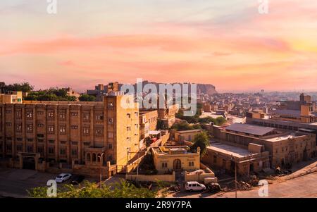 Jaisalmer, India - 24 dicembre 2022: La città dorata dell'India, Jaisalmer, si erge su una cresta di arenaria giallastro ed è coronata dall'antica Foto Stock