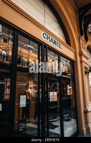 Elegante ingresso boutique Chanel. Chanel è una casa di moda fondata nel 1909 specializzata in articoli di alta moda. Foto Stock