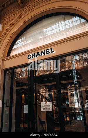 Elegante ingresso boutique Chanel. Chanel è una casa di moda fondata nel 1909 specializzata in articoli di alta moda. Foto Stock